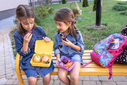 Παιδιά απολαμβάνουν vegan lunchbox με υγιεινά snacks – Kids enjoying a vegan lunchbox with healthy snacks
