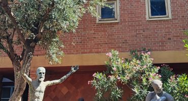 Giannis Pappas sculptor workshop in Zografou, Athens – courtyard sculptures